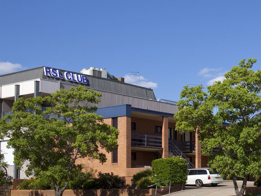 The Centabrook Motor Inn seen from Bridge Street, with the Muswellbrook RSL Club behind it